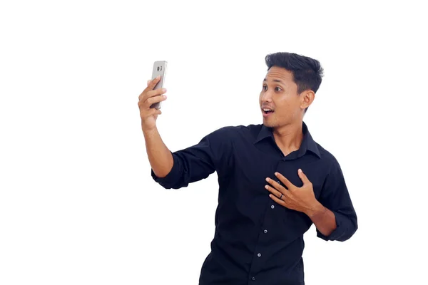 Überraschter Asiatischer Mann Steht Während Eine Nachricht Auf Seinem Handy — Stockfoto