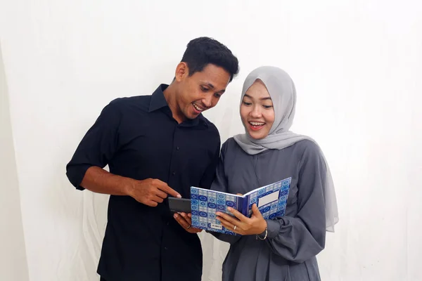 Pasangan Muslim Asia Yang Bahagia Berdiri Sambil Melihat Catatan Keuangan — Stok Foto