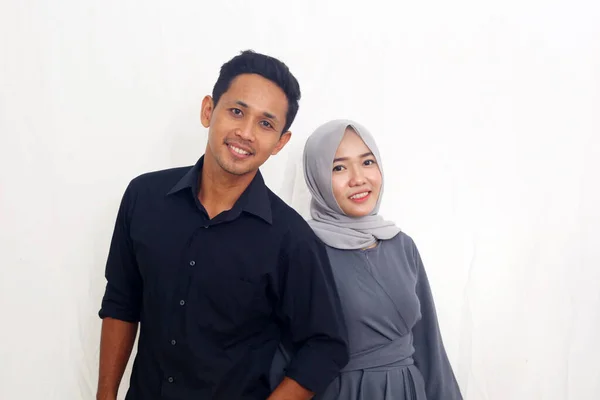 Glückliches Asiatisches Muslimisches Paar Das Lächelnd Dasteht Isoliert Auf Weißem — Stockfoto
