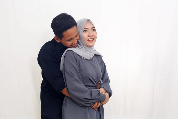 Mutlu Asyalı Müslüman Çift Gülümserken Ayakta Duruyor Beyaz Arkaplanda Izole — Stok fotoğraf