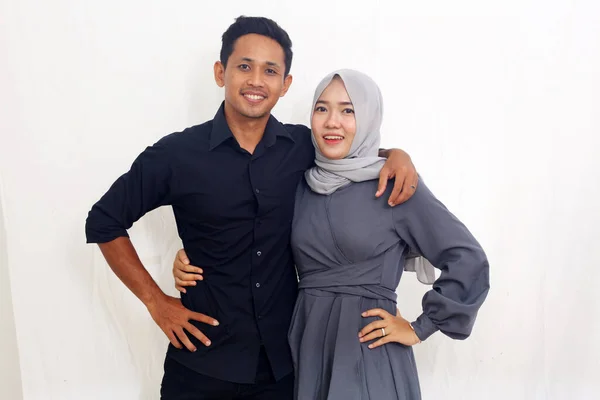 Pasangan Muslim Asia Yang Bahagia Berdiri Sambil Tersenyum Terisolasi Pada — Stok Foto