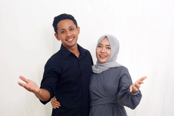 Pasangan Muslim Asia Berdiri Dengan Sikap Selamat Datang Terisolasi Pada — Stok Foto