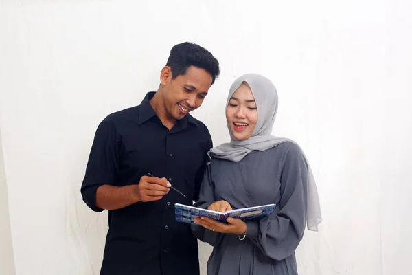 Pasangan Muslim Asia Yang Ceria Berdiri Sambil Melihat Catatan Keuangan — Stok Foto