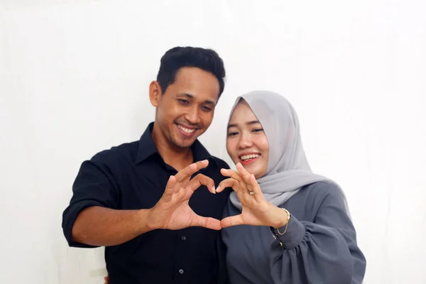 Feliz Asiático Muçulmano Casal Sorrindo Gesticulando Forma Coração Com Mãos — Fotografia de Stock