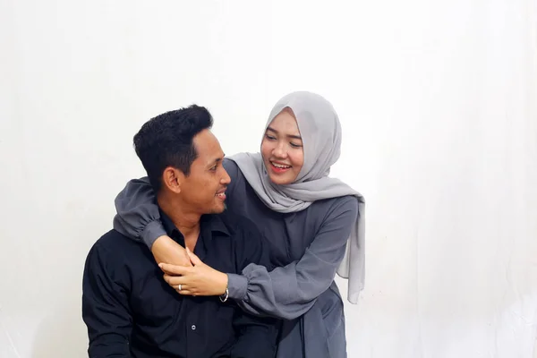 Pasangan Muslim Asia Yang Romantis Berdiri Dan Memeluk Satu Sama — Stok Foto