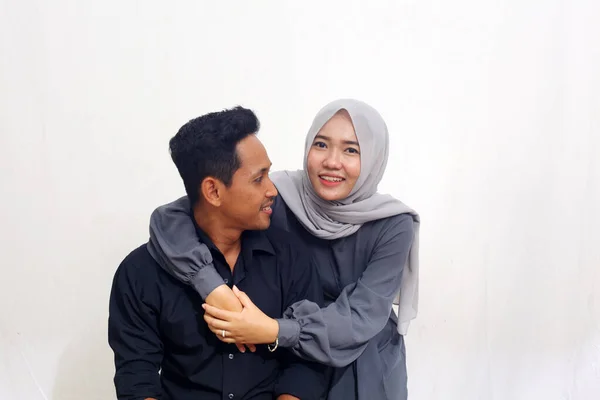 Romantische Asiatische Muslimische Paar Stehen Und Umarmen Einander Isoliert Auf — Stockfoto