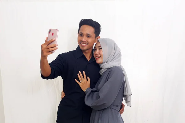 Fröhliches Asiatisches Muslimisches Paar Macht Ein Selfie Mit Seinem Handy — Stockfoto