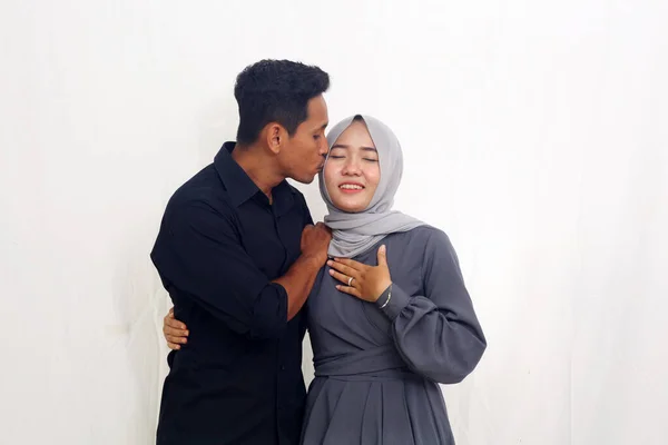 Happy Asian Muslim Couple Seorang Pria Mencium Dahinya Terisolasi Atas — Stok Foto