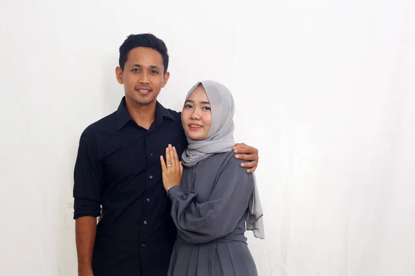 Pasangan Muslim Asia Yang Bahagia Berdiri Dan Merangkul Terisolasi Atas — Stok Foto