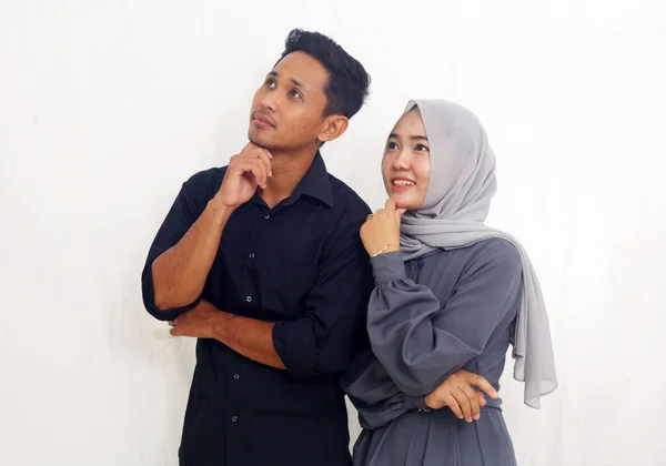 Pasangan Muslim Asia Melihat Atau Membayangkan Sesuatu Terisolasi Pada Latar — Stok Foto