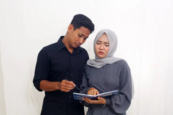 Trauriges Asiatisches Muslimisches Paar Beim Blick Auf Seine Finanzbilanz Isoliert — Stockfoto