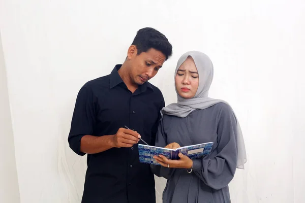 Pasangan Muslim Asia Yang Menyedihkan Berdiri Sambil Melihat Catatan Keuangan — Stok Foto