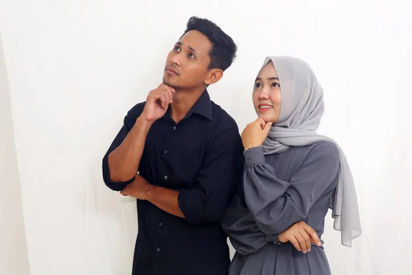 Pasangan Muslim Asia Melihat Atau Membayangkan Sesuatu Terisolasi Pada Latar — Stok Foto