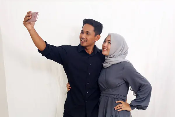 Alegre Pareja Musulmana Asiática Haciendo Selfie Usando Teléfono Celular Aislado —  Fotos de Stock
