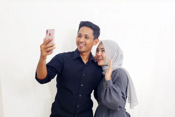 Χαρούμενο Ζευγάρι Ασιατών Μουσουλμάνων Που Κάνουν Βιντεοκλήση Χρησιμοποιώντας Κινητό Τους — Φωτογραφία Αρχείου