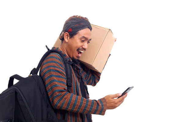Heureux Homme Asiatique Portant Une Boîte Carton Tout Tenant Téléphone — Photo