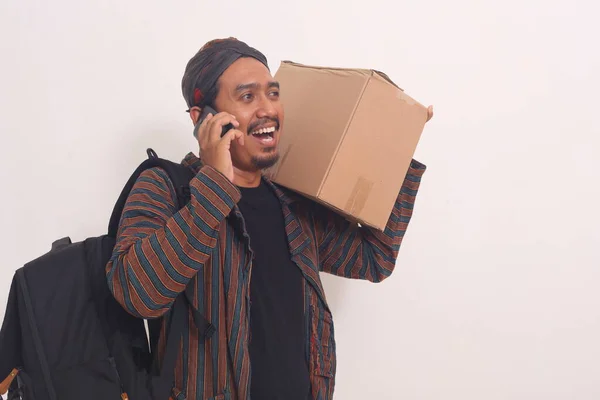 Pria Asia Yang Bahagia Membawa Kotak Kardus Saat Berbicara Telepon — Stok Foto