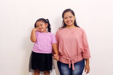 Asyalı bir annenin kızıyla olan yakınlığı. Anneler Günü konsepti.