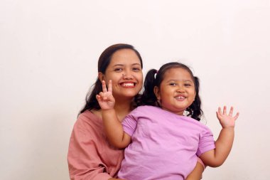 Asyalı bir annenin kızıyla olan yakınlığı. Anneler Günü konsepti.