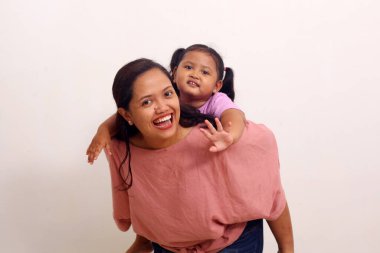 Asyalı bir annenin kızıyla olan yakınlığı. Anneler Günü konsepti.