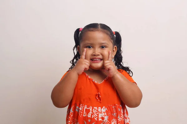Słodkie Azji Dziecko Usta Pokryte Jedzenie Stojące Uśmiechając Się Pokazując — Zdjęcie stockowe
