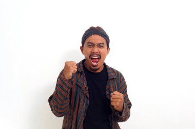 Geleneksel Java kostümlü heyecanlı Asyalı genç adam. Beyaz arkaplanda izole