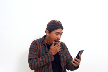 Geleneksel kostümlü Asyalı adam elinde cep telefonu tutuyor. Beyaz arka planda izole edilmiş.