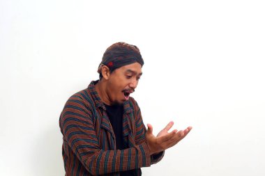 Geleneksel kostümlü Asyalı adam. Elinde bir şey var. Beyazın üstünde.