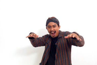 Geleneksel Java kostümlü mutlu Asyalı adam dans ederken ayakta duruyor. Beyaz arkaplanda izole