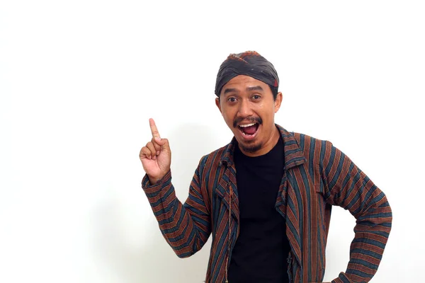 Aziatische Man Staan Indonesische Traditionele Kostuum While Wijzen Iets Lege — Stockfoto
