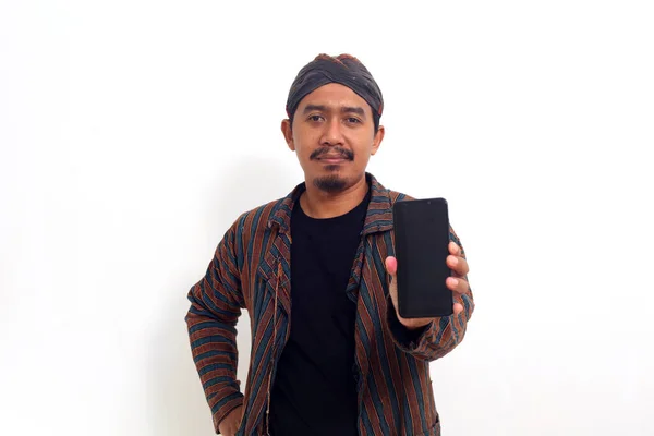 Asiatischer Mann Javanischer Tracht Zeigt Sein Leeres Bildschirm Handy — Stockfoto