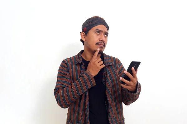 Tankeväckande Asiatisk Man Stående Medan Håller Mobiltelefon Isolerad Vit Bakgrund — Stockfoto