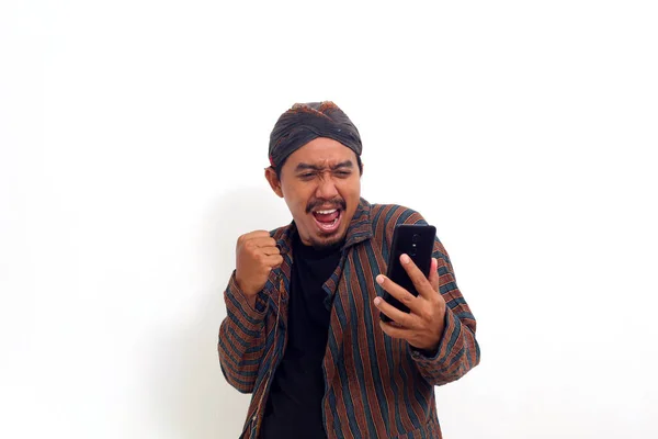 Успішний Азіатський Чоловік Стоїть Тримаючи Мобільний Телефон Отримуючи Хороші Новини — стокове фото