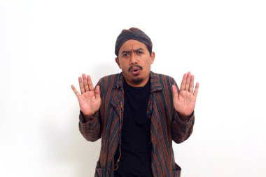 Geleneksel java kostümlü Asyalı adam jest ifadesi olmadan ayakta duruyor. Beyazda izole edilmiş