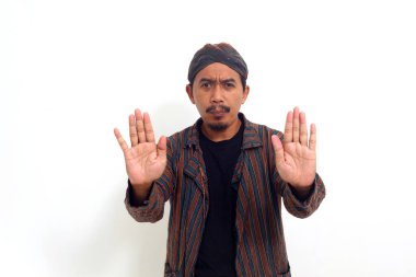 Geleneksel java kostümlü Asyalı adam jest ifadesi olmadan ayakta duruyor. Beyazda izole edilmiş