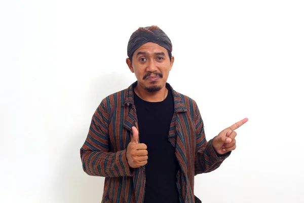 Asiatisk Man Java Traditionell Kostym Stående Med Bra Gest Isolerad — Stockfoto