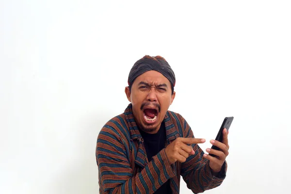 Азиатский Мужчина Традиционной Одежде Стоя Держа Сотовый Телефон Сердитый Плохих — стоковое фото