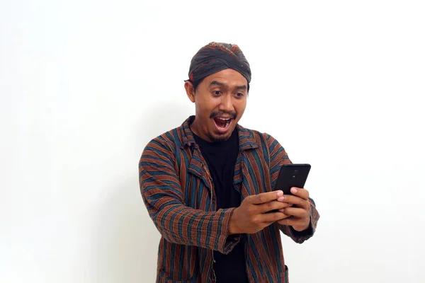 Sikeres Ázsiai Férfi Áll Miközben Egy Mobiltelefont Tart Híreket Kap — Stock Fotó