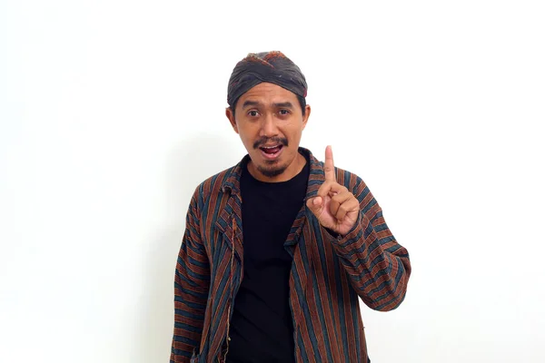 Expressiv Asiatisk Man Java Traditionell Kostym Stående Med Fingergest Isolerad — Stockfoto