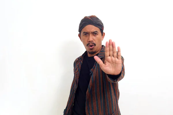 Asiatisk Man Java Traditionell Kostym Stående Med Stop Gest Isolerad — Stockfoto