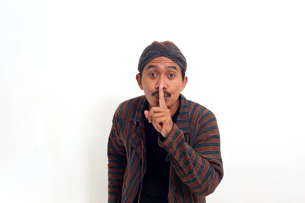 Geleneksel Java Kostümlü Asyalı Adam Sessizlik Işareti Olarak Elini Burnuna — Stok fotoğraf