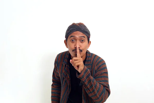 Pria Asia Dalam Java Kostum Tradisional Membawa Tangannya Hidungnya Sebagai — Stok Foto