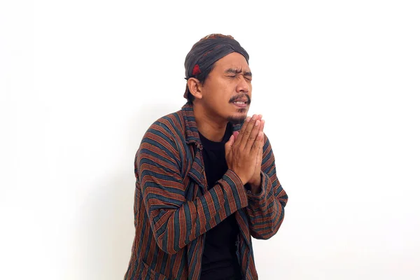 Triste Asiático Homem Java Traje Tradicional Implorando Perdão Isolado Sobre — Fotografia de Stock