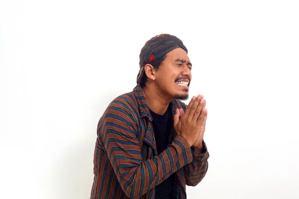 Sorglig Asiatisk Man Java Traditionell Kostym Som Ber Förlåtelse Isolerad — Stockfoto
