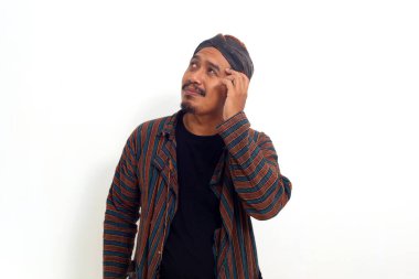 Kafası karışmış Asyalı bir adam bir şey düşünüyor.