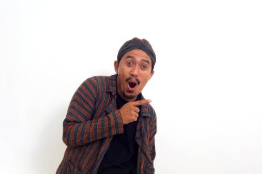 Heyecanlı Asyalı adam arka planı işaret ediyor, metin için şablon, dikkat