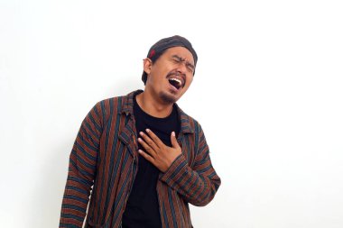 Yetişkin bir Asyalı kalp krizi geçirmiş, el ele tutuşmuş.