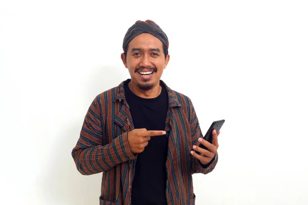 Счастливый Азиатский Мужчина Традиционном Японском Костюме Стоит Указывая Свой Телефон — стоковое фото