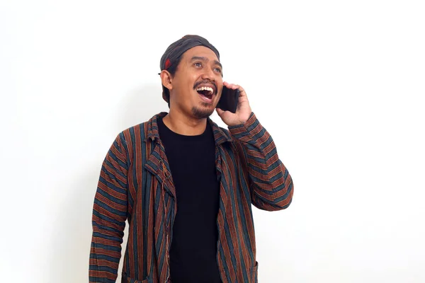 Pria Asia Dengan Kostum Tradisional Jawa Berdiri Sambil Memegang Telepon — Stok Foto