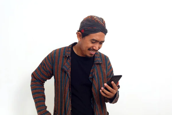 一个快乐的亚洲成年人用手机的肖像 — 图库照片
